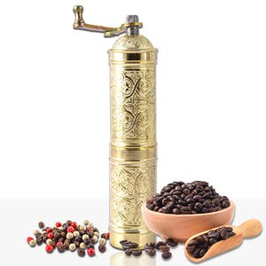 Moedor de café turco artesanal: Moedor de especiarias ajustável em latão, 22 cm Amarelo