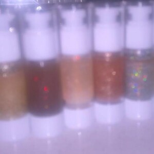 K&ouml;nnte beinhalten: Ein Set aus drei Keramikbechern mit gesprenkelter, matter Oberfl&auml;che. Die Becher sind in Creme-, Hellgrau- und Dunkelgraut&ouml;nen gehalten. Jeder Becher hat ein schlichtes, minimalistisches Design.