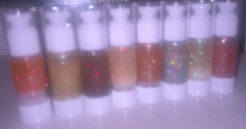 K&ouml;nnte beinhalten: Ein Set aus drei Keramikbechern mit gesprenkelter, matter Oberfl&auml;che. Die Becher sind in Creme-, Hellgrau- und Dunkelgraut&ouml;nen gehalten. Jeder Becher hat ein schlichtes, minimalistisches Design.