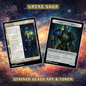 Puede incluir: Dos cartas de Magic: The Gathering con arte de vidrieras. Una carta se titula "Urza's Saga" y presenta una figura con túnica. La otra carta es un token "Construct". Ambas cartas tienen un borde negro y están sobre un fondo de galaxia.