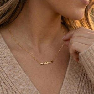 Op de afbeelding: Een set van drie keramische mokken met een gespikkelde, matte afwerking. De mokken zijn in de kleuren crème, lichtgrijs en donkergrijs. Elke mok heeft een eenvoudig, minimalistisch ontwerp en een afgeronde handgreep.