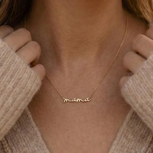 Delikatny naszyjnik dla mamy • Złoty naszyjnik z napisem dla mamy • Prezent dla młodej mamy • Biżuteria na Dzień Matki • Naszyjnik z małym imieniem • Prezent na baby shower dla niej