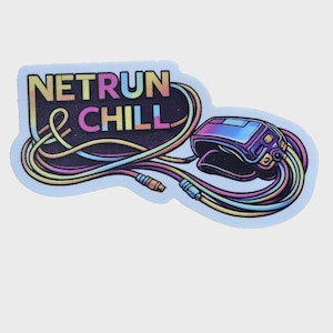 Puede incluir: Una pegatina con unos auriculares de realidad virtual con cables coloridos. El texto "NETRUN & CHILL" se muestra en un degradado arcoíris. El diseño tiene una estética retro-futurista.