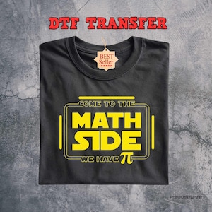 Op de afbeelding: Zwart T-shirt met een gele afbeelding met de tekst "COME TO THE MATH SIDE WE HAVE π". Het shirt heeft een ronde hals en een "Best Seller"-label. De woorden "DTF TRANSFER" staan bovenaan.