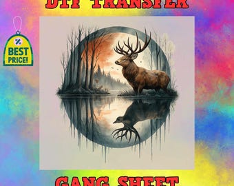 Op de afbeelding: DTF Transfer gangsheet met een majestueuze hert met groot gewei bij een water, met een bos en zonsondergang op de achtergrond. De afbeelding wordt weerspiegeld in het water. De woorden "DTF TRANSFER" en "GANG SHEET" worden weergegeven.
