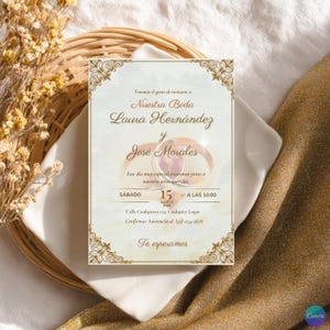 Könnte beinhalten: Hochzeitseinladung auf Spanisch mit goldenen Zierrändern. Die Einladung enthält die Namen Laura Hernández und José Morales, das Datum, die Uhrzeit und den Ort. Der Text ist vor einem weißen Hintergrund mit dekorativen Elementen.