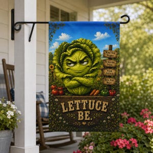 Könnte beinhalten: Eine rechteckige Gartenflagge mit einem grünen, anthropomorphen Salat-Charakter mit verschränkten Armen und einem Grinsen. Die Flagge zeigt den Text "LETTUCE BE." und ein hölzernes Wegweiser-Schild mit den Phrasen "Mind Your Veggies," "No Garden Police," "Fresh Attitude," und "Bless Your Heart" inmitten einer Gartenszene mit Tomaten und Karotten.