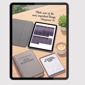 Op de afbeelding: Digitale sjablonen voor een dagelijkse spirituele routine met een tablet die een schema toont, een boek getiteld Holy Scriptures, een notitieboek getiteld Examining the Scriptures Daily, een vetplant en een kopje koffie. Tekst is inbegrepen.