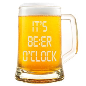 Bierkrug Glas mit Gravur – Beer O’Clock Motiv, lustiges Geschenk Geburtstag, Männergeschenk, Feierabend, Party, Humor, Bierliebhaber
