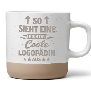 Könnte beinhalten: Eine weiße Keramiktasse mit gesprenkelter Oberfläche und beigem Boden. Auf der Vorderseite steht in grauer Schrift: SO SIEHT EINE RICHTIG Coole LOGOPÄDIN AUS, ergänzt durch zwei nach oben zeigende Pfeile über dem Text und vier Sterne darunter.