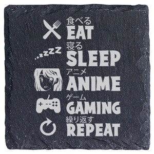 Könnte beinhalten: Ein quadratischer Untersetzer aus schwarzem Schiefer mit rauer, strukturierter Kante. Die Oberfläche zeigt weiß gravierte Symbole und Text: EAT mit Besteck, SLEEP mit zzz, ANIME mit einem Gesicht, GAMING mit einem Controller und REPEAT mit einem Symbol.