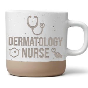 Könnte beinhalten: Ein weißer Keramikbecher mit gesprenkelter Oberfläche und einem beigen Boden. Auf der Vorderseite steht der Text DERMATOLOGY NURSE in einer fetten serifenlosen Schrift, ergänzt durch ein Stethoskop-Symbol, eine hexagonale Zelle und eine Lupe.