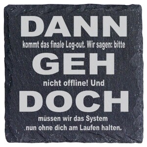 Könnte beinhalten: Ein quadratischer Untersetzer aus dunkelgrauem Schiefer mit rauen, gemeißelten Kanten. Die Oberfläche zeigt einen weißen eingravierten Text: DANN kommt das finale Log-out. Wir sagen: bitte GEH nicht offline! Und DOCH müssen wir das System nun ohne dich am Laufen halten.