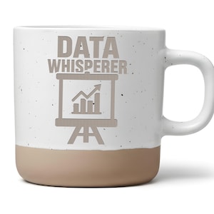 Könnte beinhalten: Ein weißer Keramikbecher mit gesprenkelter Oberfläche und einem beigen Boden. Auf der Vorderseite steht der Text "DATA WHISPERER" in fetter serifenloser Schrift über einem grafischen Symbol einer Präsentationstafel mit einem steigenden Balkendiagramm.