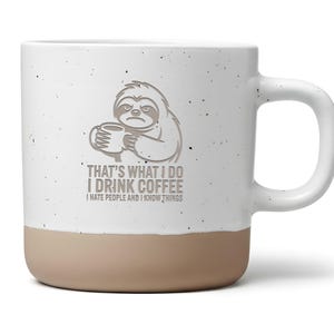 Könnte beinhalten: Weißer Keramikbecher mit beigefarbenem Boden und Henkel. Der Becher zeigt eine Faultier-Grafik und den Text "THAT'S WHAT I DO I DRINK COFFEE I HATE PEOPLE AND I KNOW THINGS."