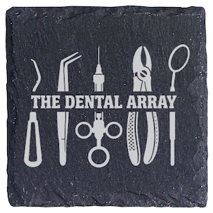 Könnte beinhalten: Ein quadratischer Untersetzer aus schwarzem Schiefer mit rauer, natürlicher Kante. Die Oberfläche zeigt eine hellgraue Gravur verschiedener zahnärztlicher Instrumente in einer Reihe sowie den Text THE DENTAL ARRAY in fetter, serifenloser Schrift.