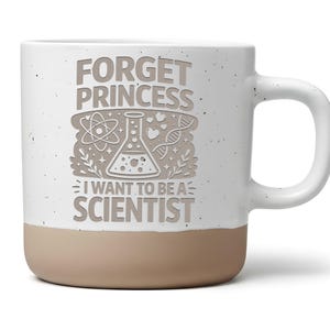Könnte beinhalten: Ein weißer Keramikbecher mit gesprenkelter Oberfläche und beigem Boden. Auf der Vorderseite steht der Text FORGET PRINCESS I WANT TO BE A SCIENTIST in Braun, ergänzt durch Illustrationen eines Atoms, eines Laborkolbens, Herzen und DNA.