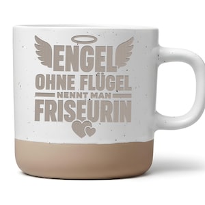 Könnte beinhalten: Ein weißer Keramikbecher mit Sprenkeloptik und beigefarbenem Boden. Auf der Vorderseite befindet sich ein grauer Aufdruck mit Engelsflügeln, Heiligenschein, zwei Herzen und dem Text: ENGEL OHNE FLÜGEL NENNT MAN FRISEURIN. Mit seitlichem Henkel.