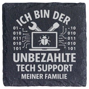 Könnte beinhalten: Ein quadratischer Untersetzer aus schwarzem Schiefer mit einer weißen Gravur, die einen Laptop mit Käfer-Symbol, einen Schraubenschlüssel, einen Schraubendreher, Binärcode und den Text ICH BIN DER UNBEZAHLTE TECH SUPPORT MEINER FAMILIE zeigt.