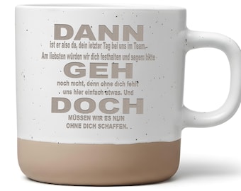 Puede incluir: Taza de cerámica blanca con base beige y asa curva. La taza presenta texto gris que dice "DANN, GEH, DOCH" y otro texto en alemán. Un regalo único para un compañero de trabajo.