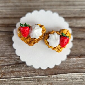 Pendientes, aretes tipo botón, Fimo, divertidas joyas para las orejas con forma de corazón de gofre, modeladas con arcilla polimérica. imagen 1