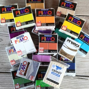Puede incluir: Una colecci&oacute;n de bloques de arcilla polim&eacute;rica empaquetados en varios colores, incluyendo amarillo, naranja y verde. Las marcas incluyen FIMO Professional, FIMO Soft, Premo Sculpey y Cernit Number One. Cada paquete est&aacute; etiquetado con la marca y el peso, la mayor&iacute;a a 85g.