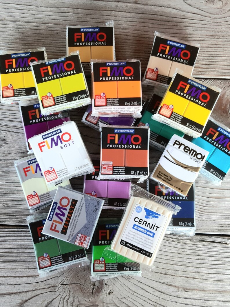 Puede incluir: Una colecci&oacute;n de bloques de arcilla polim&eacute;rica empaquetados en varios colores, incluyendo amarillo, naranja y verde. Las marcas incluyen FIMO Professional, FIMO Soft, Premo Sculpey y Cernit Number One. Cada paquete est&aacute; etiquetado con la marca y el peso, la mayor&iacute;a a 85g.