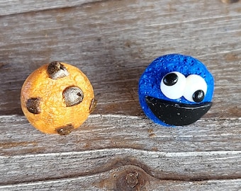 Pendientes de botón de monstruo de galletas de Fimo azul con pendientes de galleta modelados a partir de arcilla polimérica