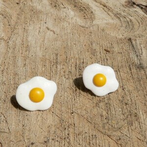 Spiegelei Ohrstecker Ohrringe handmodelliert aus Fimo Ohrschmuck aus Polymer Clay