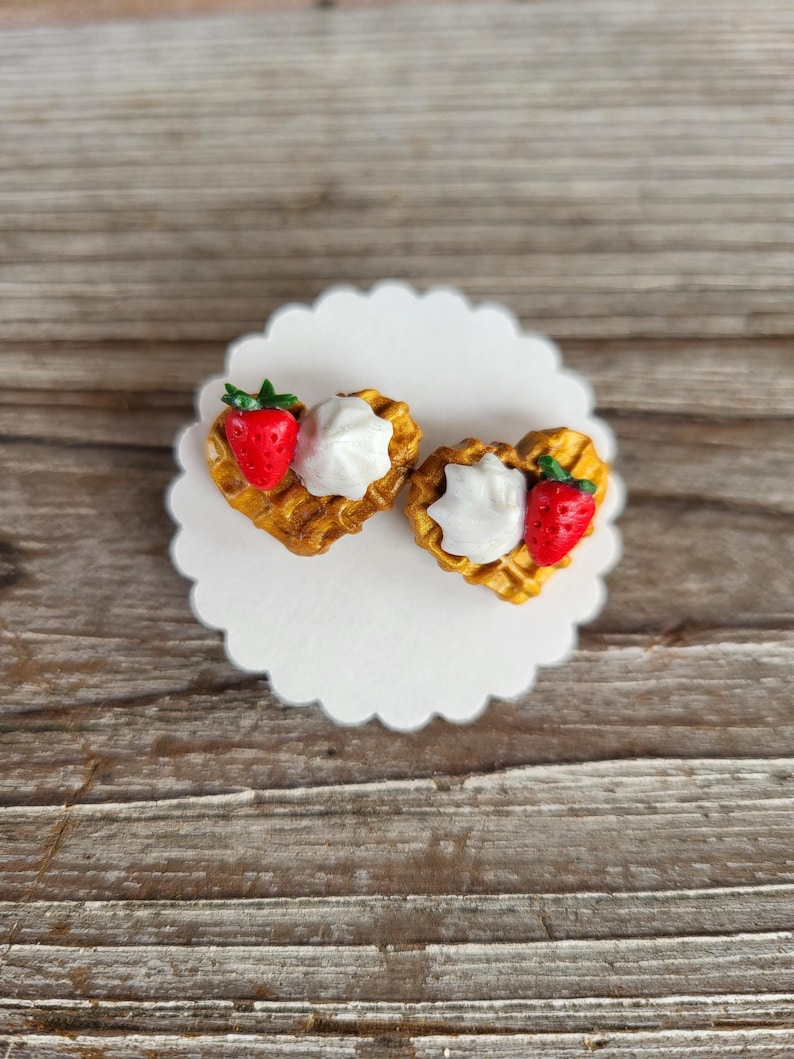 Pendientes, aretes tipo botón, Fimo, divertidas joyas para las orejas con forma de corazón de gofre, modeladas con arcilla polimérica. imagen 1