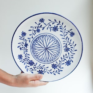Plato de cerámica mediterránea hecho a mano: 29 cm (11,4 in) Vajilla floral azul Nile Bloom