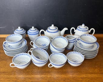 Vintage Blau Weißes Reiskorn-Tee-Service | 31-Teilige Chinoiserie Porzellan Sammlung