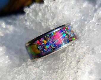 Anillo Prisma Aurora – Polvo de Meteorito, Incrustación de Ópalo de 13 Elementos