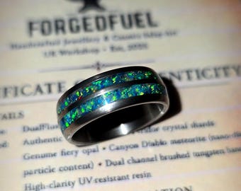 Anillo DualFlux de 8 mm – Fusión de doble canal de esmeralda, ópalo y meteorito
