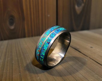 Anillo DualFlux de 8 mm – Fusión de doble canal de esmeralda, ópalo y meteorito