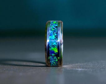 Anillo de ópalo negro Emerald Rift – Polvo de meteorito, ópalos verdes