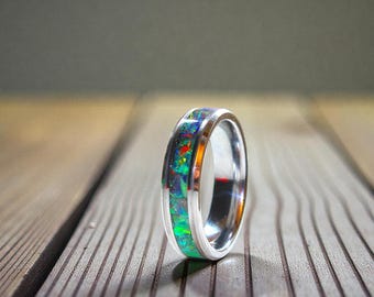 Anillo Prismforge – Fusión de meteorito con esmeralda, ópalo y nanodiamante