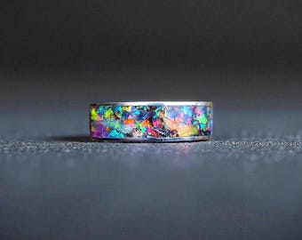 Anillo con incrustaciones de polvo de meteorito • Banda de tungsteno con cristal de ópalo