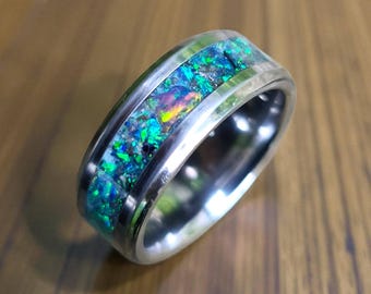 Anillo de ópalo negro Emerald Rift – Polvo de meteorito, ópalo verde, tungsteno o titanio