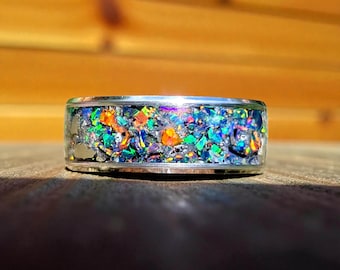 Anillo Nebula 13 – Incrustación de 13 cristales del espacio profundo • Auténtico espectro de ópalo, meteorito y gemas