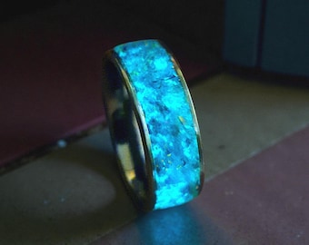 Anillo de tungsteno de ópalo verde azulado hecho a mano – Polvo de meteorito, resplandor aguamarina