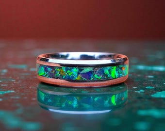 Anillo Prismforge – Fusión de meteorito con esmeralda, ópalo y nanodiamante