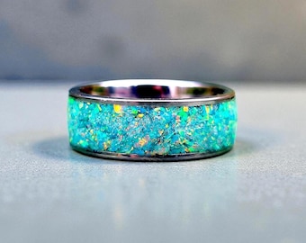 Anillo de tungsteno con ópalo azul verdoso – Incrustación artesanal de polvo de meteorito, brillo aqua