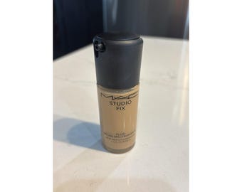 MAC Studio Fix Fluid SPF 15 24HR Matte Foundation Oil Control 1oz NC40