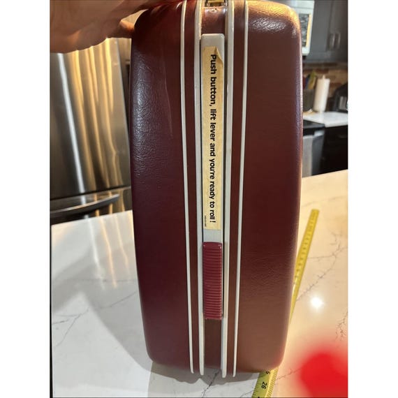 Vintage Samsonite Silhouette II Burgundy 22/26 Cartwheel Hard Luggage • Survivor View 4