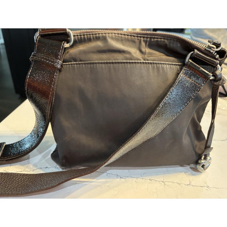 Brighton Nylon Patent Leather Croc Embossed Crossbody Purse Brown Bild 4