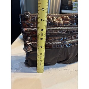 Brighton Nylon Patent Leather Croc Embossed Crossbody Purse Brown Bild 2