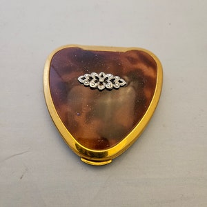 1970&#39;s KIGU Cherie Heart Powder Compact Made for Saks Fifth Avenue in England