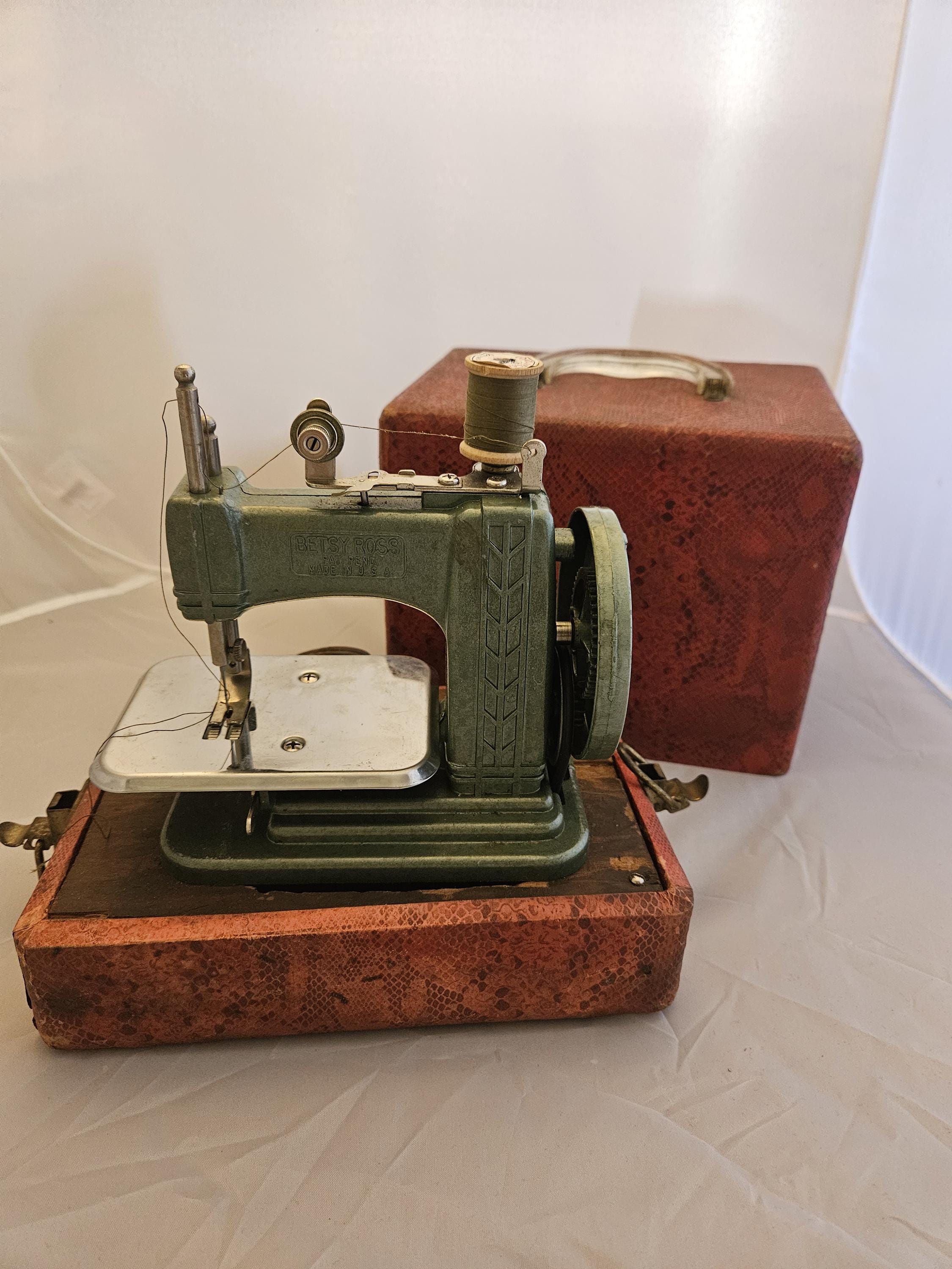 Vintage Betsy Ross Child's Electric Sewing Machine in Case - Etsy