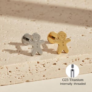 Boucle d'oreille bonhomme en pain d'épice en titane 16G, joli clou d'hélice de cartilage de Noël, piercing au tragus bonhomme de neige, cadeau bijoux de vacances à dos plat